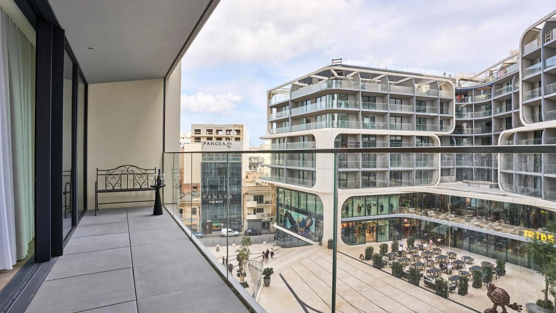 Cosy One-Bedroom Apartment In Mercury Tower By Zaha Hadid location